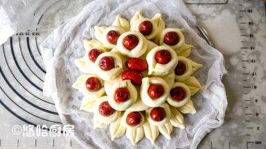 50克的面团擀开成小圆片，大小刚好盖住红枣，在面片上再次摆放一圈枣花，中间的空隙用红枣填满。