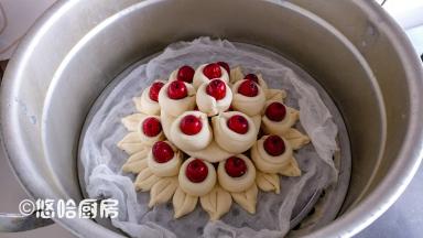 最后一层放一个枣花，端着篦子放入锅中，锅中提前放入足量的清水，盖好锅盖醒发30分钟左右。