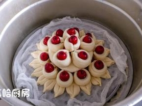 最后一层放一个枣花，端着篦子放入锅中，锅中提前放入足量的清水，盖好锅盖醒发30分钟左右。