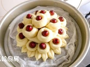 醒发后的面团，用小火开始蒸，蒸锅上汽后转中大火，蒸20分钟左右后关火，稍微停留半分钟后开盖即可。
