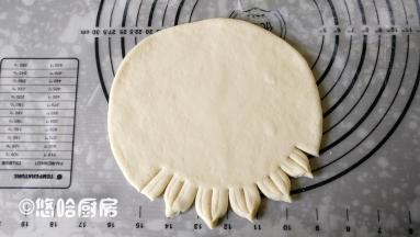 150克的面团擀开成圆形，面片要有一定的厚度，在面片的边缘每隔2公分左右就切开一个小口，中间再切一条痕迹，每2条的边缘用手捏在一起。
