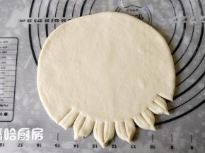 150克的面团擀开成圆形，面片要有一定的厚度，在面片的边缘每隔2公分左右就切开一个小口，中间再切一条痕迹，每2条的边缘用手捏在一起。