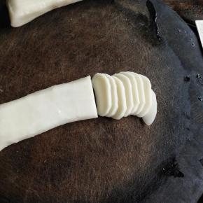 年糕切片，菜心切段，香葱切末