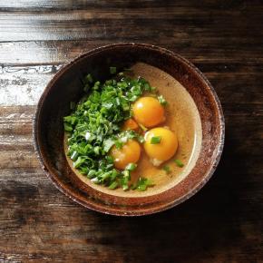 本鸡蛋打入碗中，加入葱花，少许的盐，让它有个底味，再用筷子将其搅打均匀