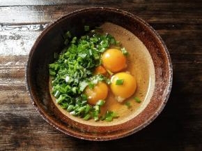 本鸡蛋打入碗中，加入葱花，少许的盐，让它有个底味，再用筷子将其搅打均匀