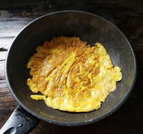 再把它翻面，煎至金黄，盛出备用