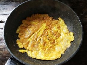 再把它翻面，煎至金黄，盛出备用