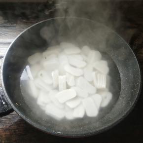 锅中做水烧开，下切成片的年糕煮熟