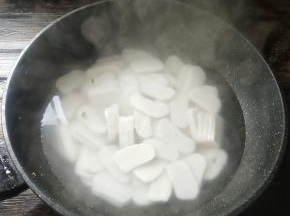 锅中做水烧开，下切成片的年糕煮熟
