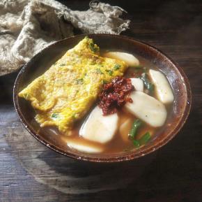 再配上个人喜欢的辣酱，一碗下肚暖暖的