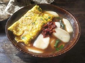 再配上个人喜欢的辣酱，一碗下肚暖暖的