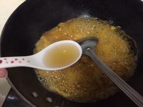 倒入料酒和生抽，我的勺子就是平时吃饭的勺子没有太大，