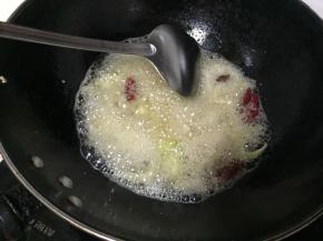 继续用锅中的油，倒入大葱，蒜，生姜，花椒，干辣椒，八角，桂皮翻炒