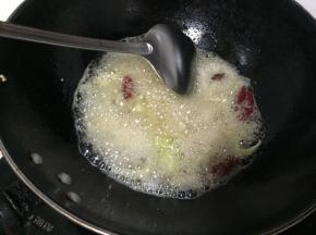 继续用锅中的油，倒入大葱，蒜，生姜，花椒，干辣椒，八角，桂皮翻炒