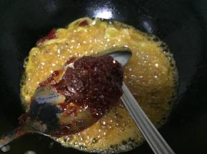 放入一勺豆瓣酱（多少自己定，不要太多就可以）