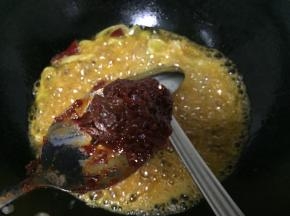 放入一勺豆瓣酱（多少自己定，不要太多就可以）