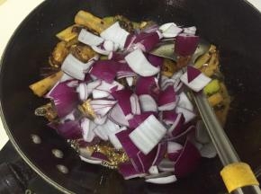 倒入洋葱翻炒
