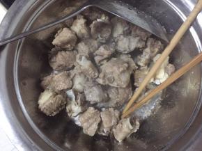 排骨压好以后沥水捞出，撒点盐搅拌均匀备用
