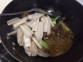 依次倒入藕和黄瓜继续翻炒一会