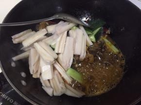 依次倒入藕和黄瓜继续翻炒一会