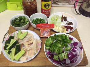 准备好材料，素菜喜欢怎么切就怎么切，