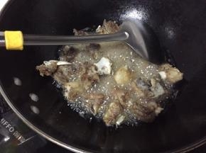 锅中倒入植物油，油比平时炒菜油多一些就可以，烧至七成熟，倒入排骨翻炒，翻炒到排骨变色捞出