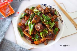 装盘，撒上白芝麻，香菜做装饰