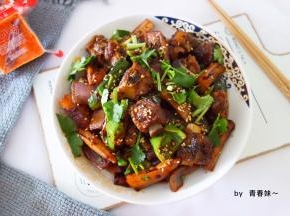 装盘，撒上白芝麻，香菜做装饰
