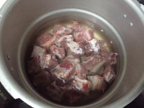 排骨加入清水泡出血水，放入高压锅中压15分钟