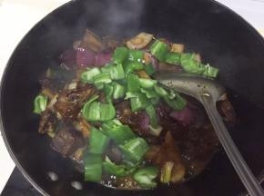 最后倒入青椒，这样青椒颜色才好看，炒熟以后倒入一些香菜和香葱翻炒两下即可出锅
