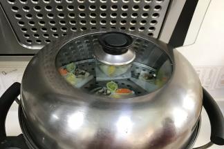 入蒸锅中蒸煮10～12分钟至熟。