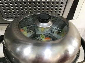 入蒸锅中蒸煮10～12分钟至熟。