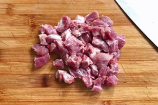 猪肉冲洗干净，沥干水分，用刀切块。