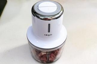 放入东菱绞肉机中，盖上碗盖，安装上主机。