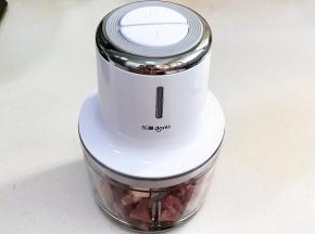 放入东菱绞肉机中，盖上碗盖，安装上主机。
