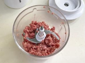 按II键启动绞肉机绞碎。