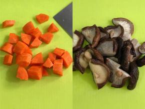 把胡萝卜去皮切块，香菇要提前泡发好，也用刀切下。