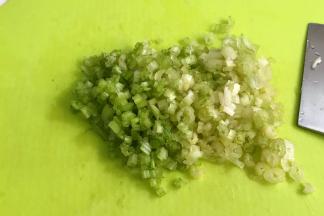 芹菜冲洗干净，沥干水分，用刀切碎。