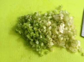芹菜冲洗干净，沥干水分，用刀切碎。
