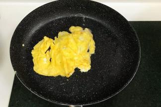 往平底锅内倒入少许食用油，鸡蛋打散入锅中煎熟，继续放入绞肉机中搅碎。