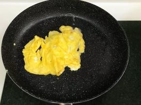 往平底锅内倒入少许食用油，鸡蛋打散入锅中煎熟，继续放入绞肉机中搅碎。