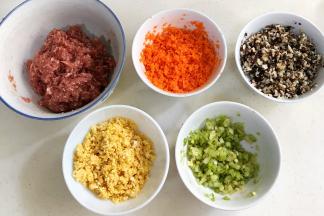 香菇、胡萝卜和芹菜分别撒少许盐，搅拌均匀静置10分钟，待出汁后挤掉水分。