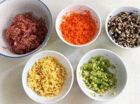 香菇、胡萝卜和芹菜分别撒少许盐，搅拌均匀静置10分钟，待出汁后挤掉水分。
