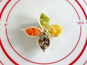 依次填入香菇、胡萝卜、芹菜和鸡蛋，然后捏出个尖角。