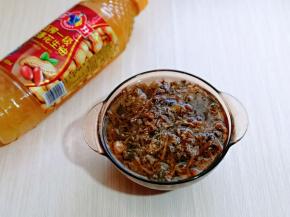 首先将梅干菜反复清洗，直到洗干净，再用冷水约25分钟。
