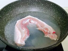 将五花肉洗干净，焯水，煮至8成熟。