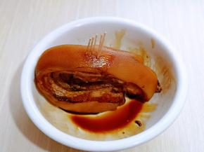 煮好的五花肉趁热淋上老抽上色，并用牙签在肉皮上扎小眼，为了更好的入味。