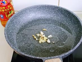 起油锅，加入切好的姜蒜炒香。