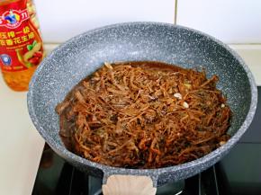 倒入调味汁，再加入少许热水。小火煮至10分钟。