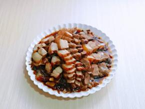 蒸好的扣肉会有很多汤汁。